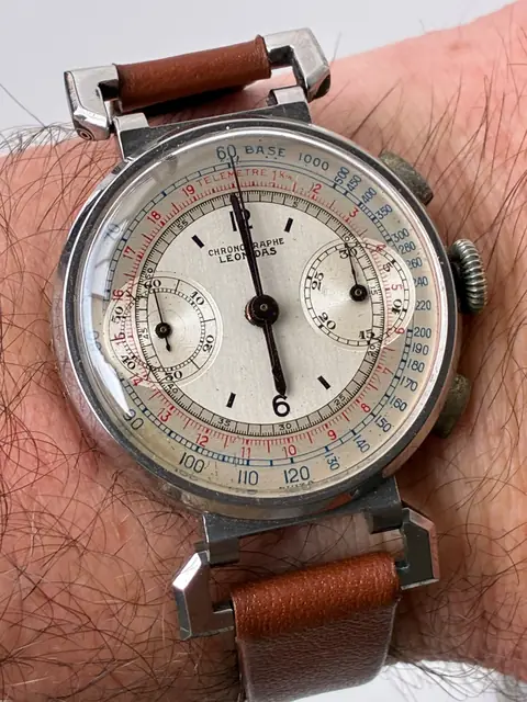 Cronógrafo Leonidas vintage con calibre Valjoux 22 y esfera tricolor