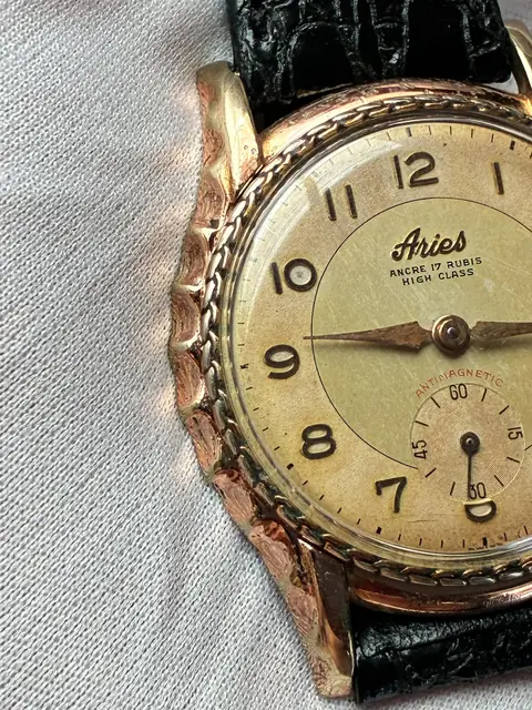 Reloj Aries vintage de cuerda con caja trabajada y esfera patinada · foto 2