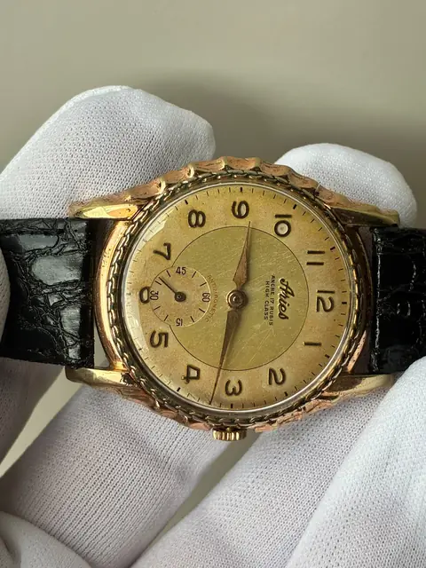 Reloj Aries vintage de cuerda con caja trabajada y esfera patinada · foto 3