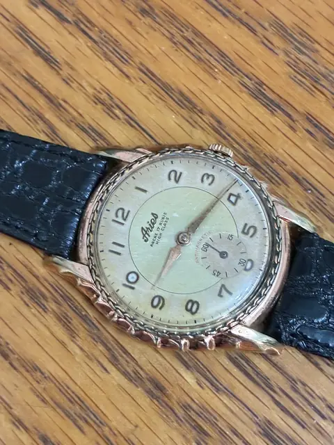 Reloj Aries vintage de cuerda con caja trabajada y esfera patinada · foto 4