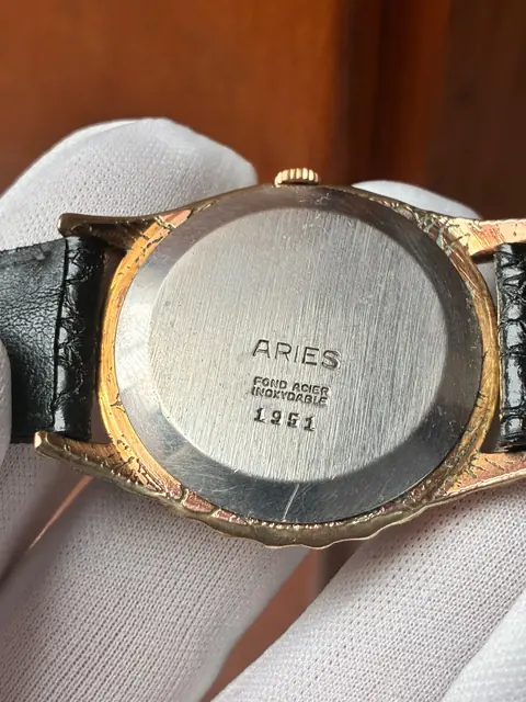 Reloj Aries vintage de cuerda con caja trabajada y esfera patinada · foto 5