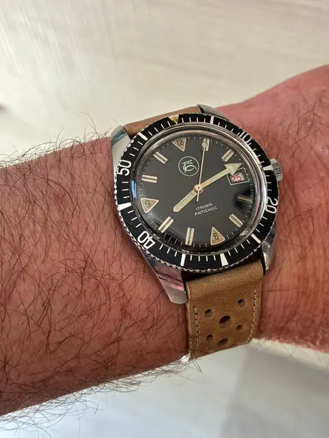 Reloj diver vintage de cuerda con esfera negra