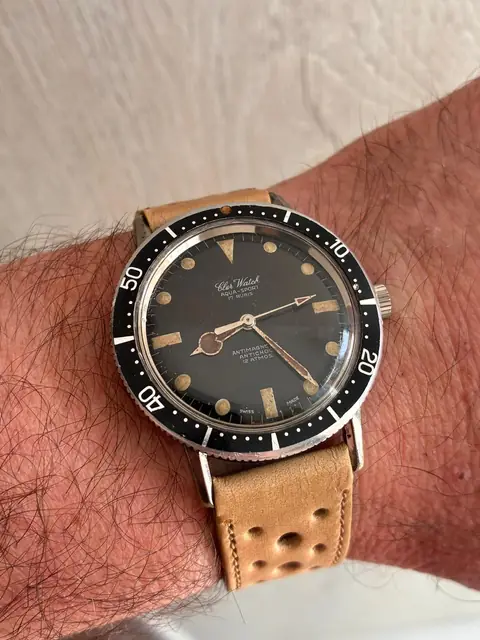 Reloj diver vintage de cuerda con esfera negra y bisel fijo
