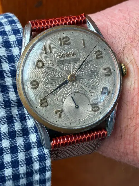 Reloj Dogma vintage de cuerda con esfera texturizada
