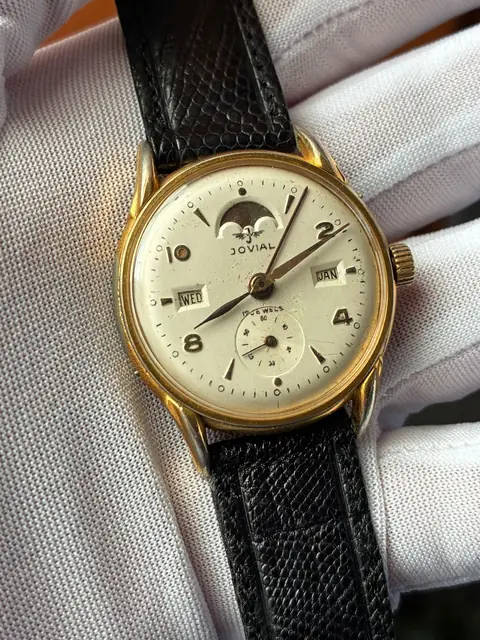 Reloj Jovial vintage con triple calendario y fase lunar