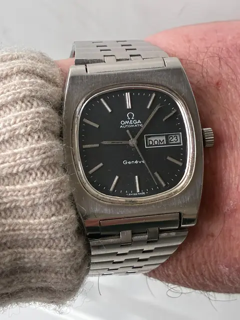 Omega Genève automático con esfera negra y doble calendario