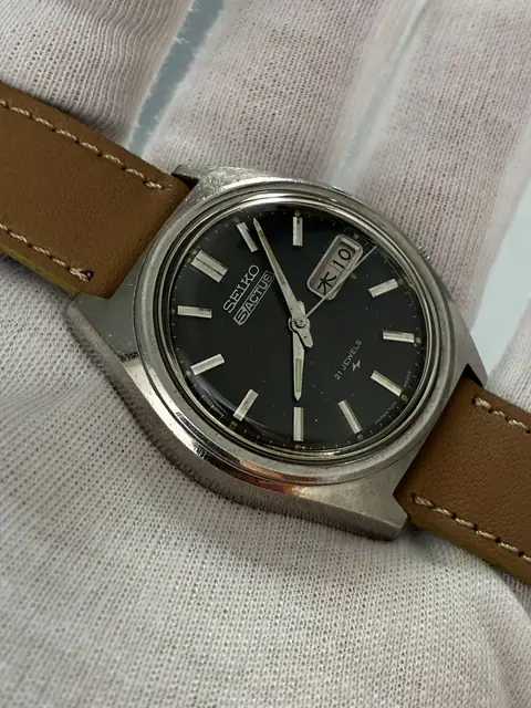 Seiko 5 Actus automático ref. 7019 con esfera negra · foto 4