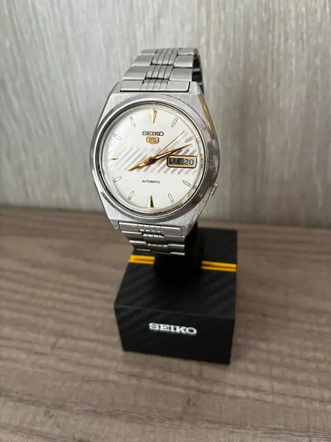 Seiko 5 automático con esfera poco común y armis original