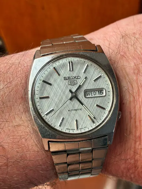 Seiko 5 automático con esfera texturizada