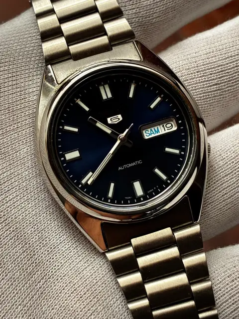 Reloj Seiko automático esfera azul luminosa estuche y tarjeta impoluto · foto 4