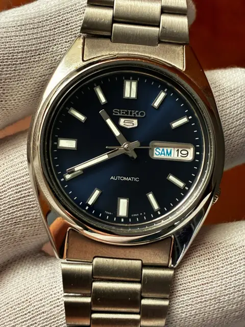 Reloj Seiko automático esfera azul luminosa estuche y tarjeta impoluto · foto 5