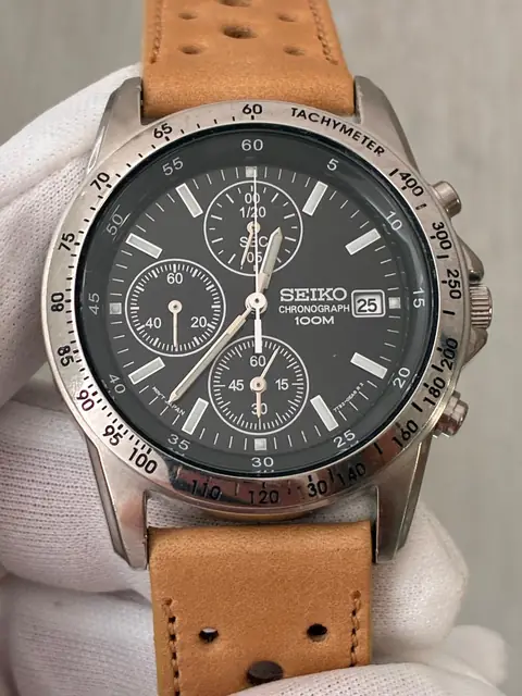 Reloj Seiko cronógrafo de cuarzo con esfera negra