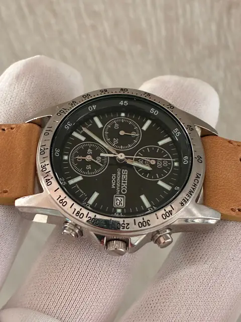 Reloj Seiko cronógrafo de cuarzo con esfera negra · foto 2