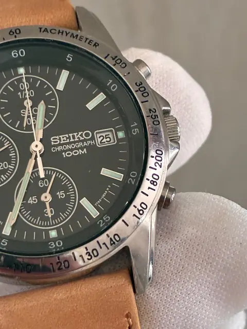 Reloj Seiko cronógrafo de cuarzo con esfera negra · foto 3