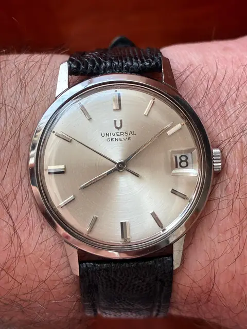 Universal Genève vintage de cuerda años 70 con calendario