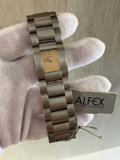 Reloj Alfex suizo, marcaba 300 euros, de antiguo stock de relojería.