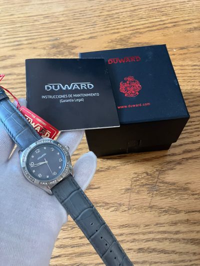 Reloj DUWARD marca 90 euros con estuche y garantía sin sellar, cierre de relojería
