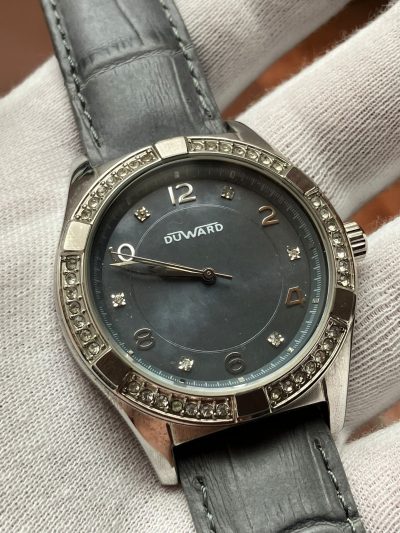 Reloj DUWARD marca 90 euros con estuche y garantía sin sellar, cierre de relojería - Imagen 2