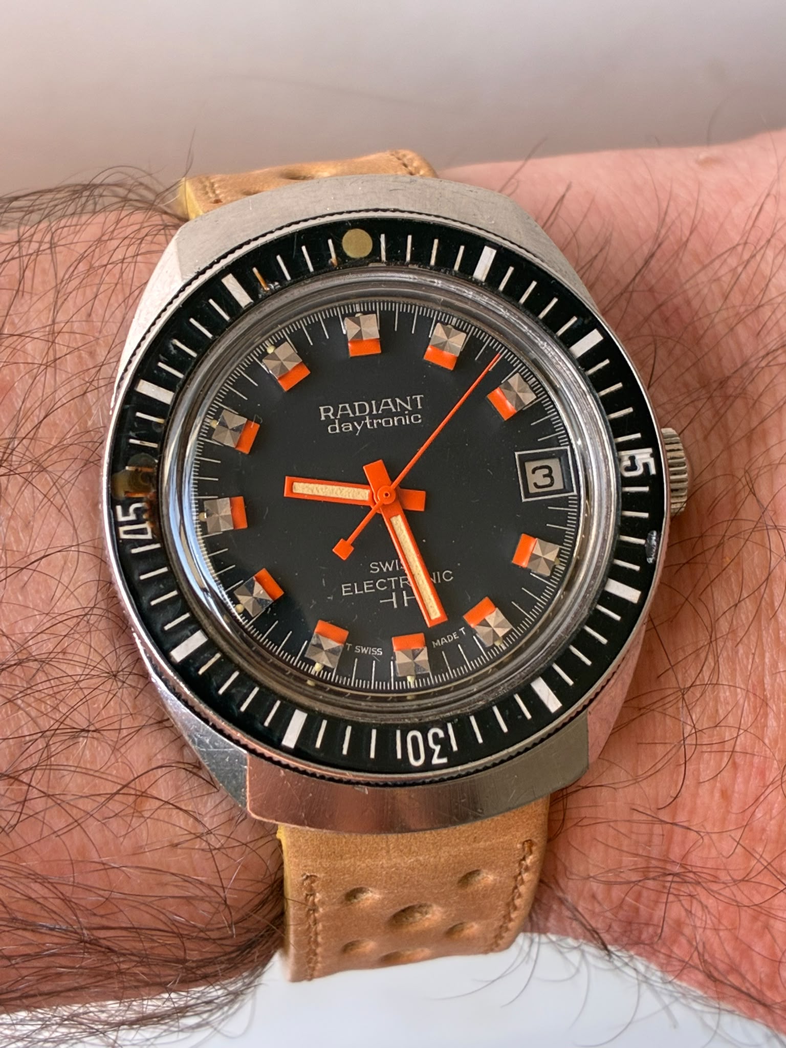 Reloj diver Radiant electrónic bisel de baquelita